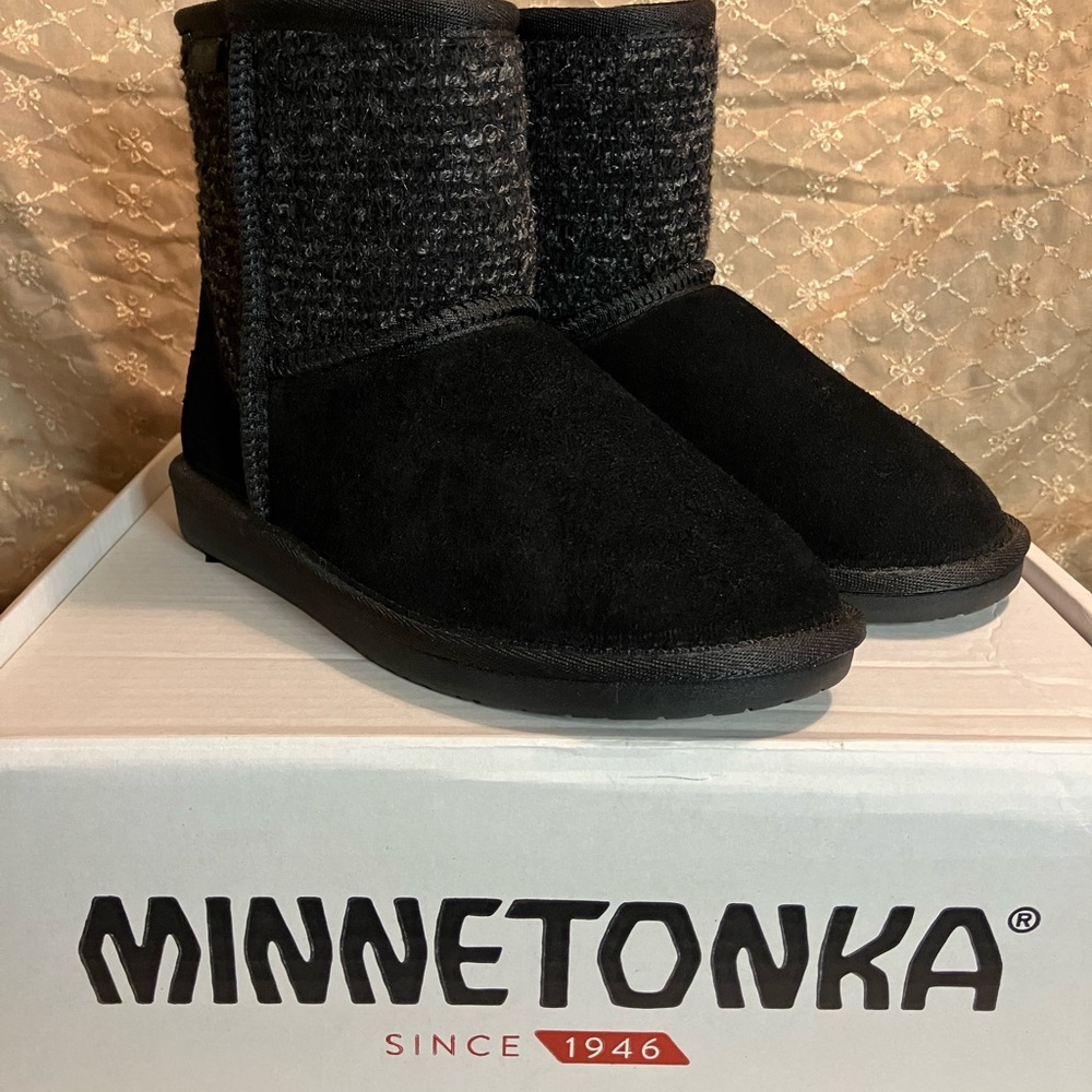 Minnetonka women’s winter boot 🥶 New In box!